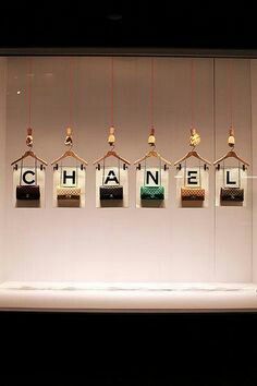 Handbag Display, Chanel Print, Decoration Vitrine, Visual Merchandising Displays, Diy Tote, Retail Windows, Store Windows, Bag Display, Store Window