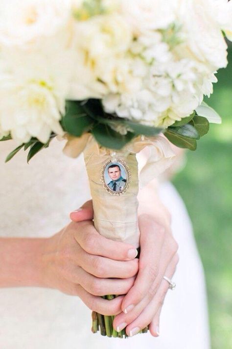 Her father passed away so they hung a locket with his picture around her bouquet so he could still walk her down the aisle. Wedding Day Pictures, Wedding Remembrance, Day Pictures, In Memory Of Dad, Photo Charms, Wedding Memorial, Bride Bouquets, Father Of The Bride, Trendy Wedding