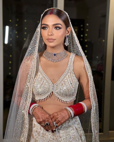 Deepika Padukone Wedding Makeup, Reception Makeup Look For Bride, Indian Reception Makeup Looks, Indian Reception Makeup, Reception Makeup Indian, Reception Makeup Indian Bride, Reception Bride Makeup, Deepika Padukone Makeup, Makeup Reference