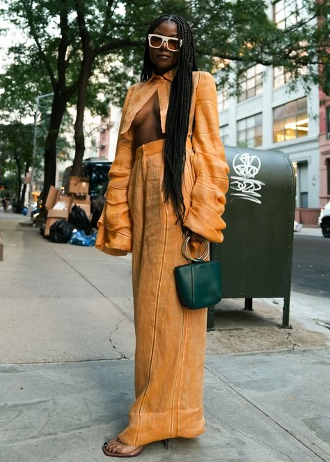 Festival Outfit Ideas, Street Style Outfits Casual, Spring Outfits Dresses, Fashion Week Outfit, What Is Fashion, New York Fashion Week Street Style, Outfit Styling, Street Style Edgy, High Fashion Outfits