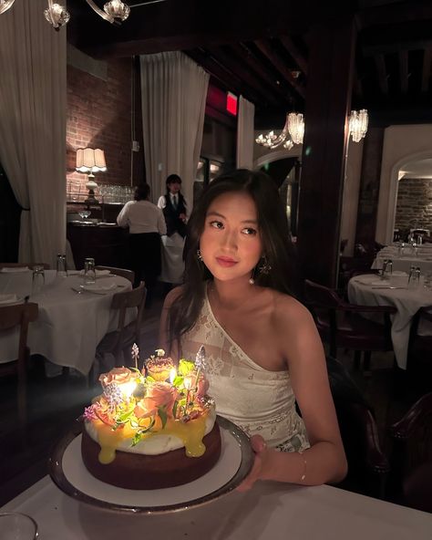 birthday pose, birthday photoshoot, cake poses, poses holding cakes, 22 birthday, birthday inspo Person Holding Cake, Holding Cake Reference, Holding Cake Pose, Birthday Instagram Pictures, Birthday Pics Ideas With Cake, Pose With Food, Photo With Birthday Cake Pose, Poses With Cake, Birthday Poses With Cake