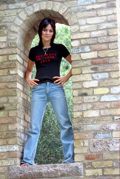 Joan Jett Outfits, Joan Jett 70s, Joan Jett Style, Joan Jett Young, Sandy West, Joan Jett The Runaways, Cherie Currie, Lita Ford, Wide Legged Jeans