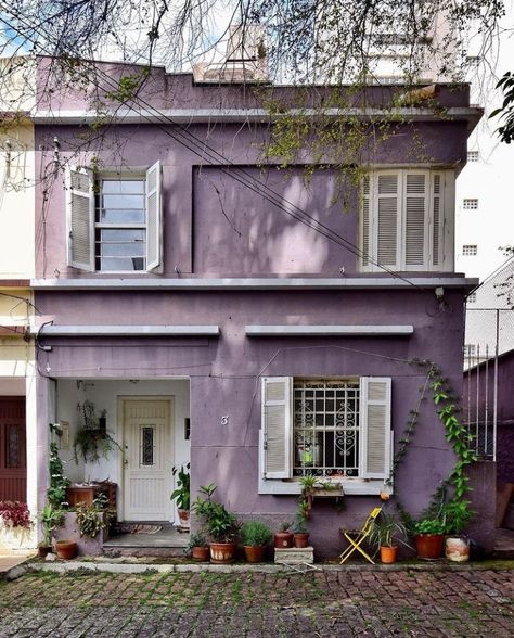 Lavender House Exterior, Mexico House Exterior, Purple House Exterior, Purple Architecture, 1930s House Exterior, Dark Cottagecore House, Barn Dominium, Houses On Wheels, Small Barn House