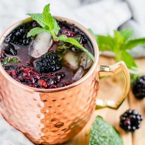 Blackberry Moscow Mule - 💕 Kimspired DIY 💕 Vodka Mule Recipe, Fall Drinks Alcohol Recipes, Blackberry Moscow Mule, Easy Moscow Mule Recipe, Thanksgiving Drinks Alcohol, Drinks For Party, Mezcal Drinks, Moscow Mule Drink, Vodka Mixed Drinks