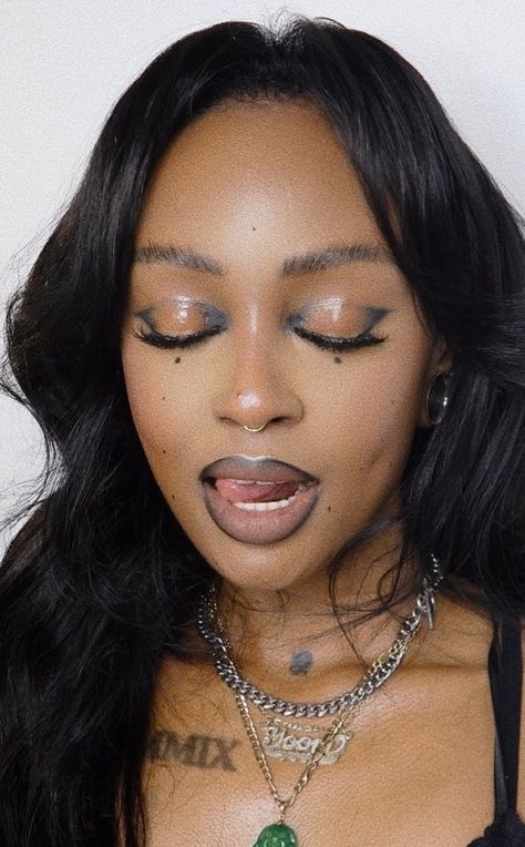 Brown Eye Looks Eyeshadows, Ginger Hair Makeup Looks, Green Under Eye Makeup Looks, Half Lashes Makeup Look, Makeup Diamond Face, Makeup Inspo Black Women, Neutral Tone Makeup, Grunge Makeup Black Women, Earthy Makeup Looks