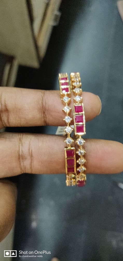 Ruby Emerald Bangles Gold, Red Stone Bangles In Gold, Ruby Bangles Gold, Ruby Diamond Bangles, Temple Jewellery Earrings, Stone Bangles, Ruby Bangles, Bangle Design, Diamond Bangles