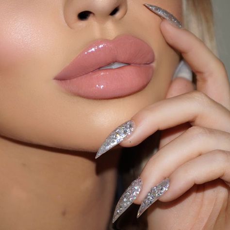 Inspo via Jade Marie​ Get the look with our Natural Nude Lip Liner and Clear Lip Thick Plumping Gloss. Nude Lip Liner, Lipstick Mirror, Natural Lip Gloss, Lip Wallpaper, Nude Lip Gloss, Flavored Lip Gloss, Lip Gloss Colors, Glowing Makeup, Nude Lip