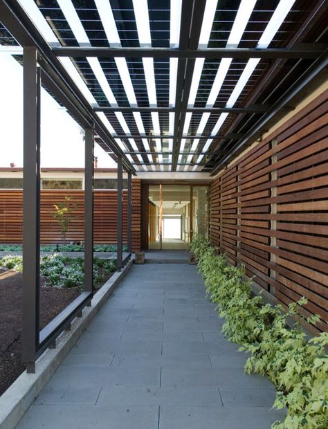 Jensen-House-on-the-Bay-3-RB-600x785 House Walkway Ideas, Walkway Design, Balcony Grill, Covered Walkway, Balcony Grill Design, Modern Entry, Courtyard Design, Grill Design, Balcony Design