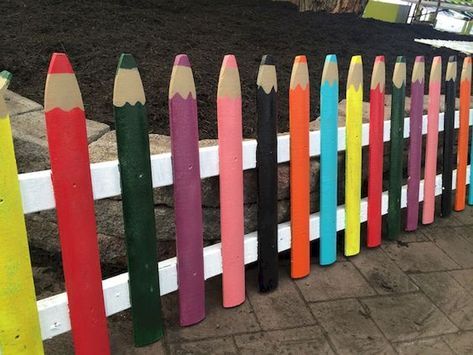 Pencil Fence, Fence Design Ideas, Living Fence, Pallet Fence, Sensory Garden, Building A Fence, Front Yard Fence, Children's Garden, Fence Landscaping