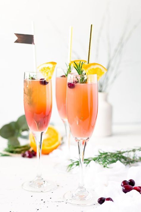 This Cranberry Orange Mimosa is the perfect cocktail for winter brunch! Made with cranberry and orange juice and champagne it's a fruity drink that you can serve up for Christmas or New Year's Eve or any other weekend celebration! Christmas Brunch Drinks, Mimosa Cocktail Recipes, Vodka Cranberry Cocktail, Orange Mimosa, Champagne Orange, Cranberry Mimosa, Winter Brunch, Mimosa Cocktail, Champagne Recipes Cocktails