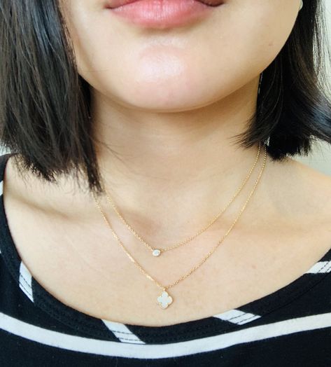 Dainty Luxury Necklaces For Layering, Van Cleef Layered Necklace, Vca Necklace Layering, Mini Van Cleef Necklace, Vca Necklace Outfit, Van Clef Necklace Stack, Van Cleef Stacking, White Dainty Layered Necklace, Van Cleef Necklace Layering