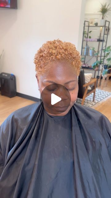 Blonde Fade Black Women, Short Hair Curl, Blonde Twa, Tapered Natural Hair Cut, Tapered Twa, Twa Styles, Blonde Natural Hair, Hair Curl, Tapered Natural Hair