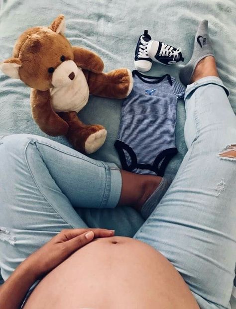 Fotos aesthetic que tienes que tomarte si estás embarazada Pregnant Instagram Pictures, At Home Maternity Shoot Diy Poses, Pregnant Birthday Photoshoot, Photo Pregnancy Ideas, Cute Pregnancy Photos At Home, Bump Picture Ideas, Baby Bump Photoshoot Ideas, Easy Maternity Pictures, Cute Maternity Pictures