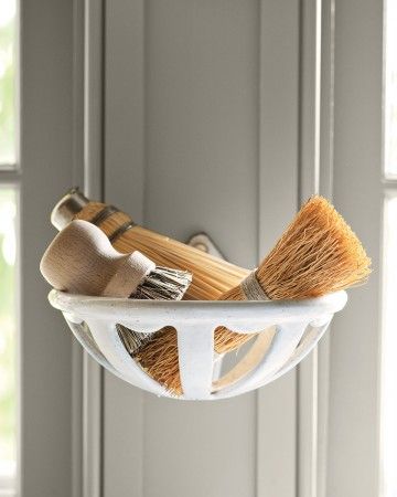 Kitchen Sponge Storage, Kitchen Sink Organization Sponge, Creative Objects, Martha Stewart Kitchen, Old Fashioned Kitchen, Kitchen Sink Organization, Brooms And Brushes, Kitchen Hacks Organization, Kitchen Sponge