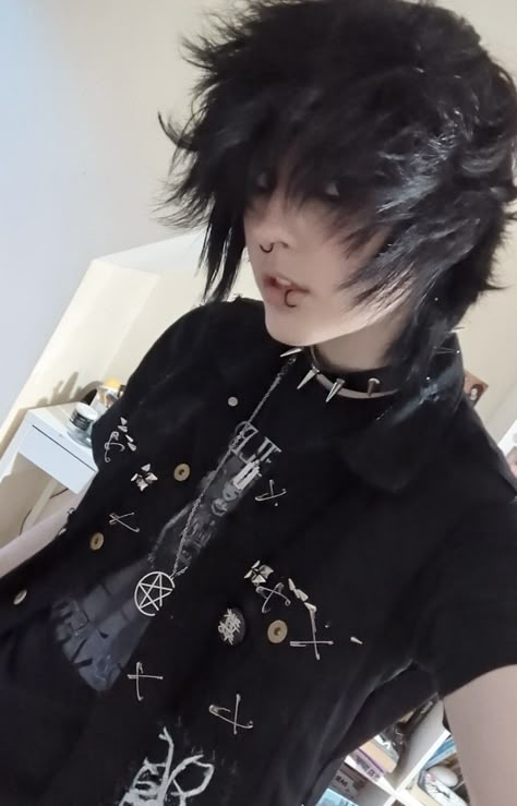 Men’s Emo Hair, 2007 Emo Aesthetic, Evan Bloodlust Emo, Masc Scene Hair, Male Emo Hair, Scene Hair Male, Scene Fashion Male, Scene Kid Boy, Emo Hair Dye