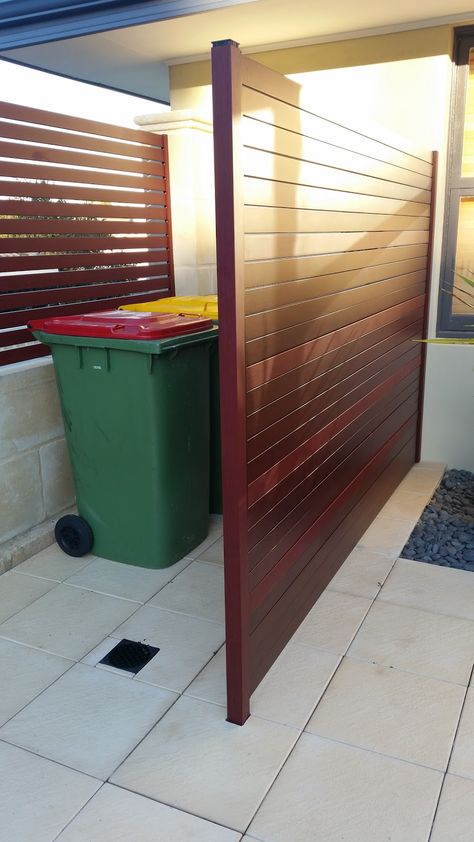 Hide Wheelie Bin Ideas, Wheelie Bin Storage Ideas Front Of House, Bin Screening Ideas, Bin Shed Diy How To Build, Wheelie Bin Storage Ideas Diy, Trash Bin Privacy Fence, Wheelie Bin Screen, Wheelie Bin Pallet Storage, Bin Cupboard