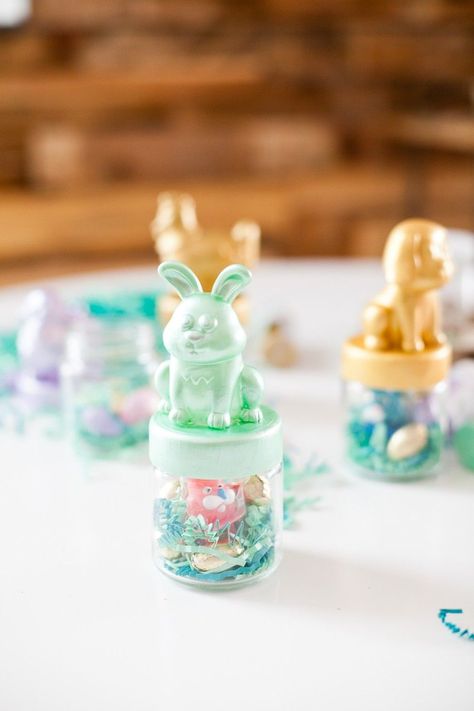 With just a few simple items you can DIY these fun and festive Easter themed favor jars that all the kids will love to find! Easter Candy Jars, Easter Tea Party, Diy Osterschmuck, Easter Mason Jars, Easter Favors, Mason Jar Gifts, Easter Crafts Diy, Candy Jar, Easter Candy