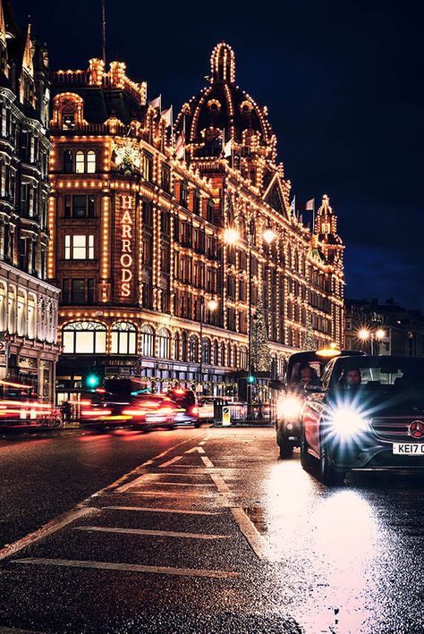 Harrods is an iconic department store in London. It looks especially magical during the holidays with the lights lining the outside of the building. Department Store Aesthetic, Harrods Aesthetic, London Aesthetic Christmas, London Harrods, London Night Aesthetic, London Aesthetic Wallpaper, London Lights, London At Night Aesthetic, Night Life London