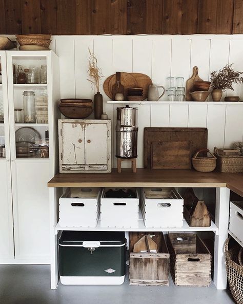 rustic kitchen w/ open shelves & crates Urban Industrial Decor, Deco Champetre, Off Grid Cabin, Cabin Interiors, Cabin Kitchens, Small Cabin, Cabin In The Woods, Industrial Kitchen, Cabin Life