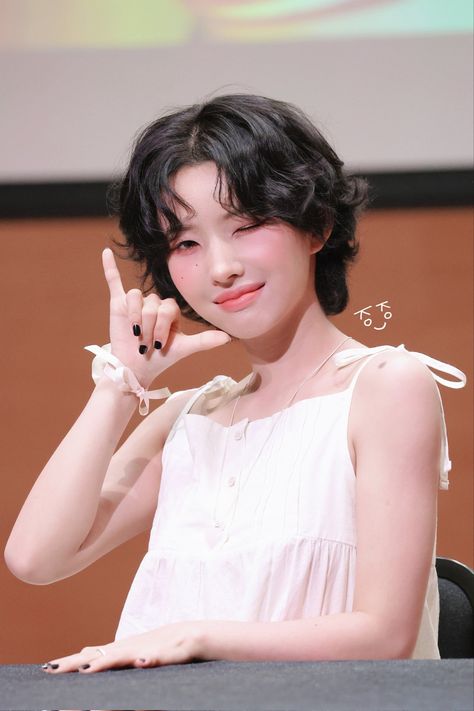 #gidle #soyeon #gidleklaxon #kpop Soyeon Short Hair Black, Kpop Short Hair, Middle Part Hairstyles, Short Hair Black, Kpop Hair, Oval Face Hairstyles, Hairstyles For Short Hair, Mens Hairstyles Short, Short Bob Hairstyles