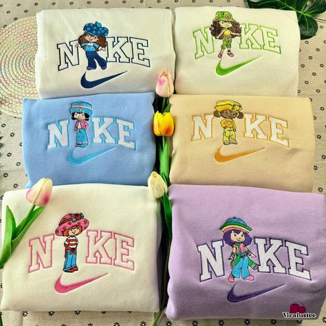 Strawberry Shortcake Nike Embroidered Sweatshirts, Nike Couple Embroidery, Gift For Your Friends Check more at https://viralustee.com/product/strawberry-shortcake-nike-embroidered-sweatshirts-nike-couple-embroidery-gift-for-your-friends/ Matching Nike Hoodies, Matching Sweatshirts For Best Friends, Nike Couple, Couple Embroidery, Sweatshirts Nike, Kids Outfits Daughters, Hello Kitty Jewelry, Cute Nike Outfits, Matching Hoodies