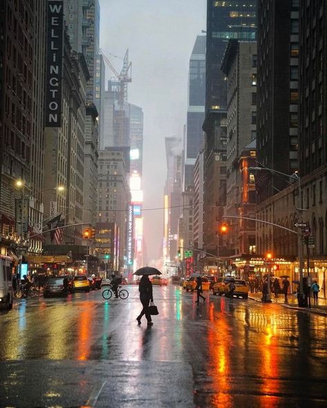 Sequence Illustration, Rainy Day Pictures, New York City Christmas, Profile Photography, City Rain, Inspiration Workout, Rainy City, Painting References, Chicago Photography