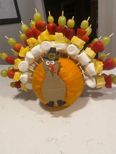 Thanksgiving Menu Ideas Traditional, Thanksgiving Food Crafts, Fruit Turkey, Thanksgiving Fruit, Thanksgiving Candy, Easter Decorations Table, Thanksgiving Snacks, Thanksgiving Appetizer Recipes, Traditional Thanksgiving Menu