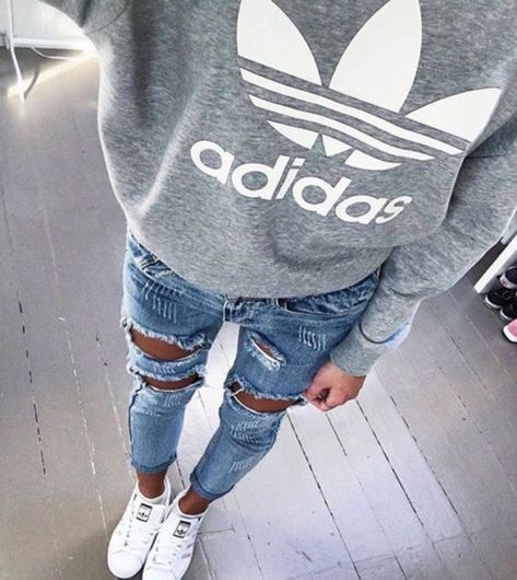 Looks Adidas, Look Adidas, Model Pose, Adidas Shoes Women, Blazer Outfit, Adidas Sweatshirt, Adidas Outfit, Sweatshirt Outfit, Jeans Casual