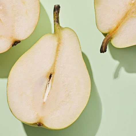 Everything You Need to Know About Juicy, Fall Pears — Real Simple Pears Aesthetic, Pear Aesthetic, Pear Photography, Fruity Design, Pear Fruit, Sliced Pears, Food Pack, Rosé Aesthetic, Apple Pear