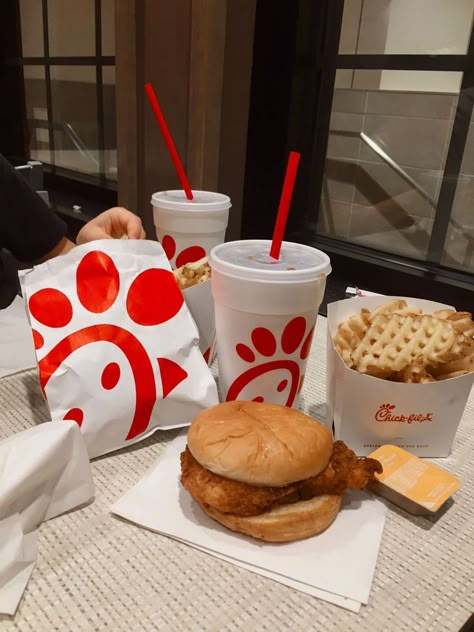 Chik Fil A Aesthetic, Fast Food Asthetic Picture, Aesthetic Fast Food Pictures, Usa Fast Food, Chuck Fil A, Food Obsession Aesthetic, Chic Fil A Aesthetic, Munchies Aesthetic, Chickfila Aesthetic