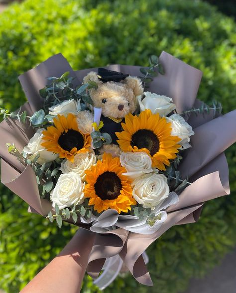 Cutest little graduation bouquet 🤍 (Teddy Bear included) Order your grad bouquet today! Text (559) 331-1351 or dm @lilyyscreations to place an order today 💐 Graduation Flowers Bouquet For Boys, Graduation Bouquet For Boys, Bouquet Teddy Bear, Grad Bouquet, Grad Flowers, Graduation Flowers Bouquet, Graduation Flower Bouquet, Graduation Bouquet, Boy Graduation