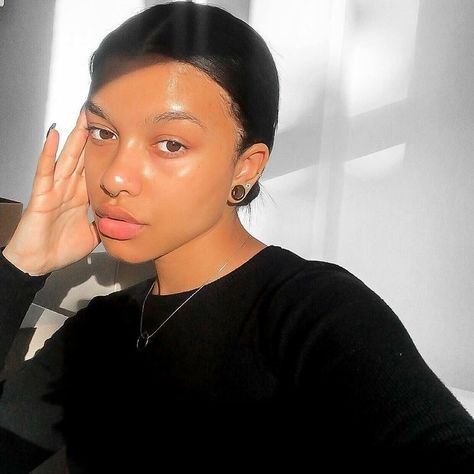 Glowing Black Skin, Lisa Onuoha, Glowy Skin Naturally, Skin Inspiration, Selfcare Routine, Bright Glowing Skin, Skin Goals, Jorja Smith, Clear Glowing Skin