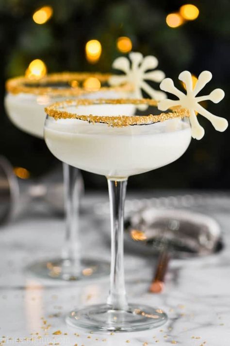 White Christmas Martini - Simple Joy White Christmas Martini, Christmas Martini Recipes, Eggnog Martini, Christmas Cocktails Easy, Christmas Martini, Desserts In A Glass, Martinis Drinks, Thanksgiving Appetizer Recipes, Christmas Cocktail