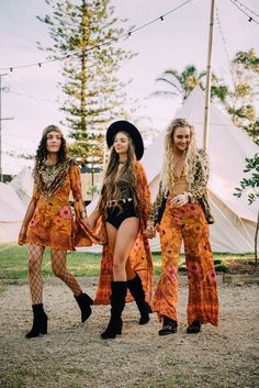 Festival Theme Outfit Ideas, Festival Themed Outfit, 70s Fashion Festival, Summer Festival Outfit Ideas Coachella, Coachella Group Outfits, Festival Outfit Dress, Flowy Festival Outfits, Hippy Party Outfit, Shaky Knees Festival Fashion