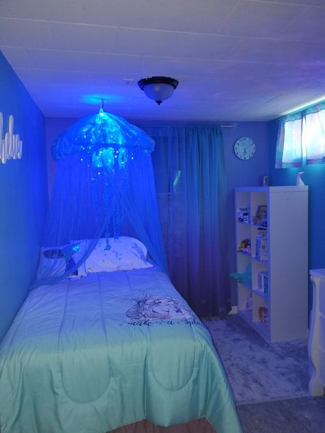 Ocean Room Asthetics, Jellyfish Room Decor Aesthetic, Marine Biology Themed Bedroom, Deep Sea Bedroom Aesthetic, Aqua Room Aesthetic, Marine Themed Bedroom, Jellyfish Themed Bedroom, Deep Sea Themed Bedroom, Blue Y2k Room