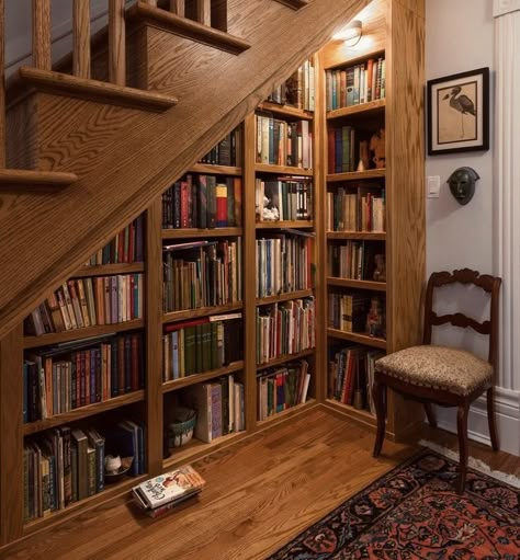 Diy Home Library, Stair Bookshelf, Space Under Stairs, تحت الدرج, Interior Design Per La Casa, Stair Case, Casa Vintage, Design Del Prodotto, Home Modern