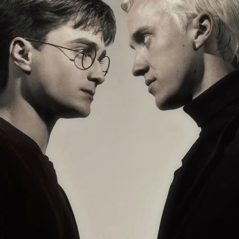 Drarry Wallpaper, Harry Potter And Draco Malfoy, Harry Potter And Draco, Draco And Harry, Harry And Draco, Harry Potter Drarry, Draco X Harry, Draco Lucius Malfoy, Drarry Fanart