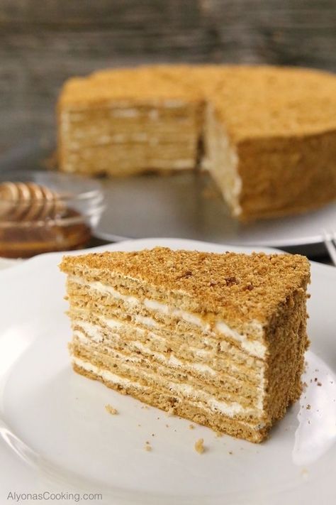 Russian Honey Cake, Honey Cake Recipe, Kek Lapis, Russian Desserts, Russian Cakes, Czech Recipes, Honey Cake, A Piece Of Cake, Honey Recipes