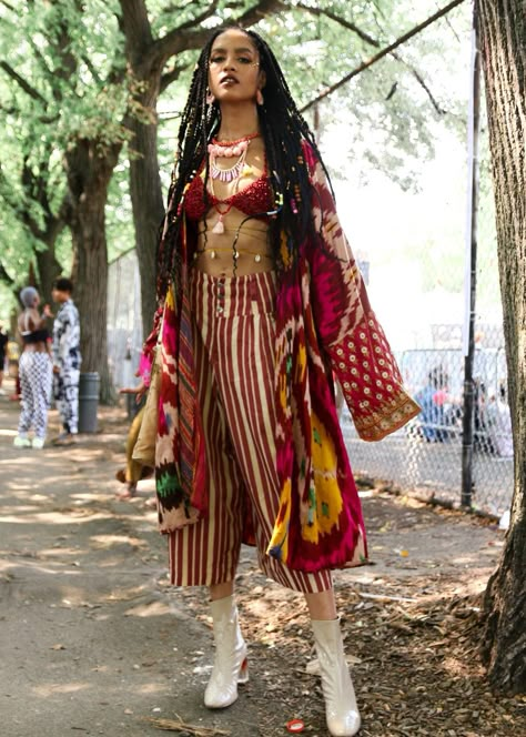 At Afropunk: Black Expression Is Inherently Punk - GARAGE Afro Punk Outfits, Mode Coachella, Look Hippie Chic, Afro Punk Fashion, Black Hippy, Estilo Hippy, Mode Hippie, Hair Afro, Fashion 90s