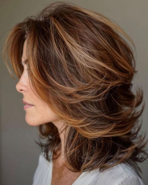 Elegant Brunette, Hair Trends 2024, Brunette Hair Color Ideas, Relaxed Pose, Natural Brunette, Hair Tomboy, Women's Haircuts, Enhance Natural Curls, Rambut Brunette