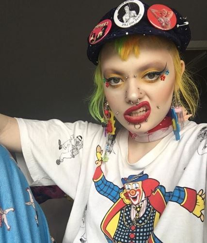 Clown Punk Fashion, Grunge Clowncore, Casual Clowncore, Clown Astethic Clothes, Subtle Clowncore Makeup, Clown Punk, Clown Fashion, Clown Aesthetic, Short Punk Hair