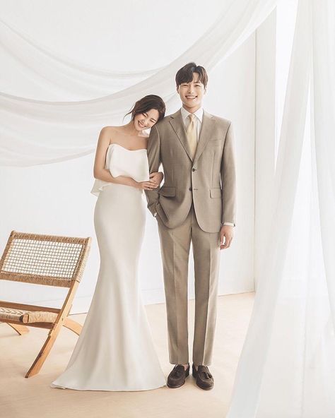 Korean Wedding Photography Photo Ideas, Korean Engagement Photos, Korean Prewedding Photography, Wedding Korean, Wedding Korea, Minimal Wedding Dress, Pre Wedding Photoshoot Outfit, Korean Wedding Photography, Wedding Photo Studio