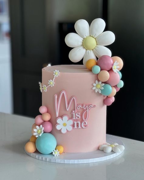 🌼 Daisy 🌼 Can everyone order a Daisy cake now please 🙏 Acrylic charm: @rowanandcocreative Colours: @cocoa.colour Board: @olbaa_cake_box Sugarpaste: @couturesugarpaste #cake #firstbirthdaycake #daisycake #cutecakes #cakedecorating #kentcakes #londoncakes #sevenoakscakes #cakedesign Daisy Name, Daisy Decor, Flower Cake Decorations, Baby First Birthday Cake, Daisy Cakes, Daisy Party, Number Cake Toppers, Number Cake, Number Cakes