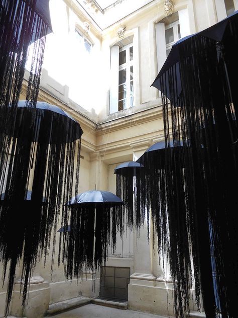 alban guého floats heads of medusa at festival des architecture vives Hotel Light, Black Umbrella, The Ceiling, Sculpture Installation, Stage Design, Land Art, Installation Art, Event Decor, Halloween Decorations