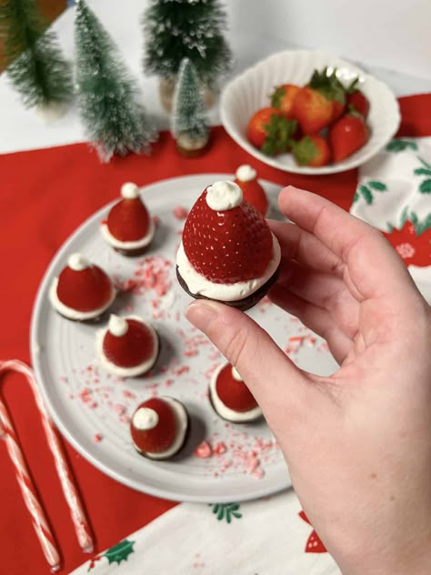 Brownie Bites With Strawberries, Santa Hats With Strawberries, Santa Hat Strawberries, Brownie Santa Hats, Strawberry Hats, Santa Hat Brownies, Strawberry Santa Hats, Strawberry Santa, Fun Holiday Desserts