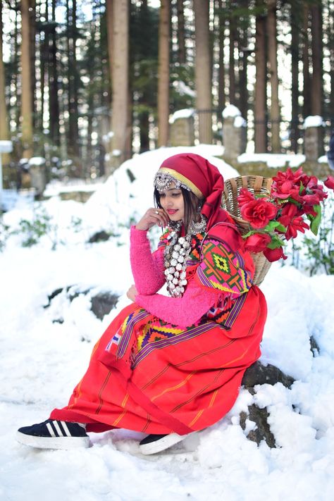 Kasmir Outfit Ideas, Outfit For Manali Trip Women, Kashmir Traditional Dress, Himachali Dress, Kashmir Outfit Ideas Women, Kashmir Trip Outfit Ideas, Manali Outfits Women, Kashmir Travel Outfit, Kashmir Photoshoot