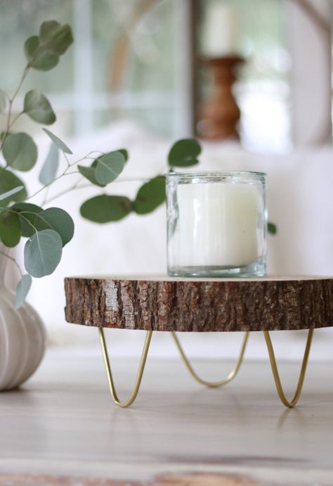 DIY footed woodslice tray Wood Slice Plant Stand, Decorating With Wood Slices, Wooden Slabs Crafts, Wood Rounds Crafts Tree Slices, Diy Round Tray, Diy Wood Slice Projects, Wood Rounds Crafts, Wood Slice Diy, Diy Wood Slices