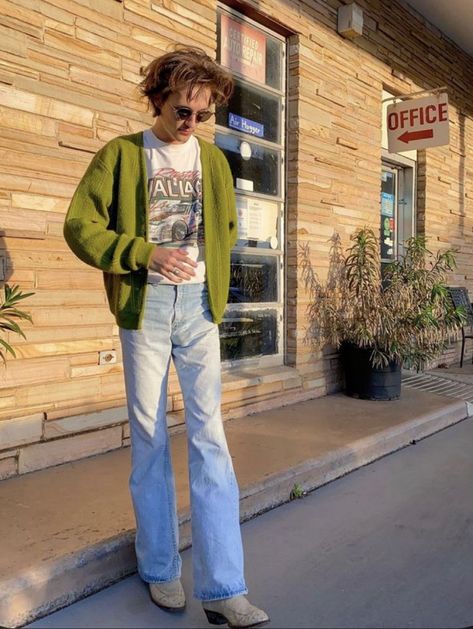 Mens Flair Jeans, Flare Jeans And Boots Outfit Country, Mens Flared Jeans Outfit, 70s Flare Jeans Outfit, Flare Jeans Outfit Aesthetic, Outfit Aesthetic Men, 70s Outfits Men, Jeans Outfit Aesthetic, 70s Flare Jeans