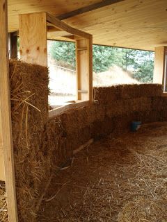 Building the round strawbale house: And they huffed and they puffed... Cob House Plans, Strawbale House, Straw Bale Construction, Eco Construction, Cob Building, Casa Hobbit, Earth Bag Homes, Straw Bale House, Eco Buildings