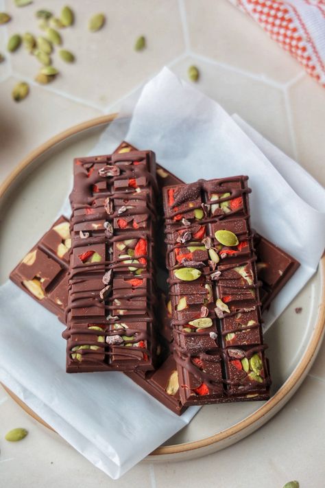 Superfood Chocolate Bars Chocolate Bars Recipe, Ginger Salad Dressings, Chocolate Bar Recipe, Chocolate Bar Molds, Cinnamon Benefits, Pumpkin Sunflower, Healthy Superfoods, Vegan Candies, Healthy Chocolate Chip